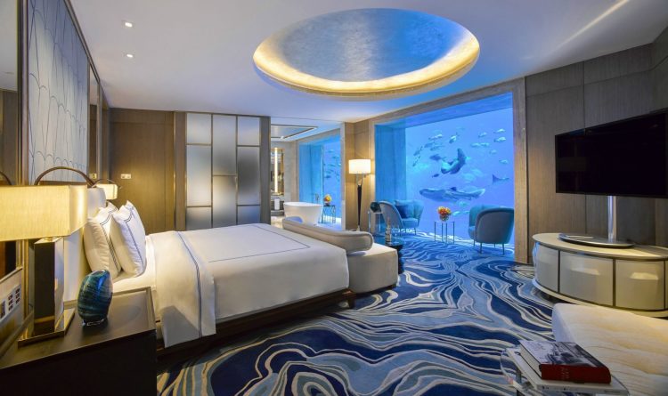Poseidon-Underwater-Suite-Bedroom-c-2048x1215
